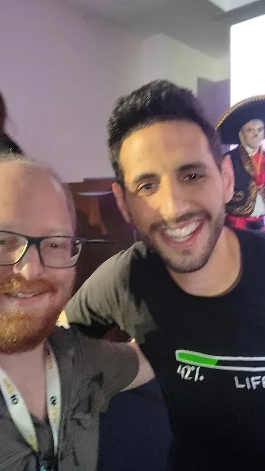 Selfie de Gabriel con Nuseir Yassin, de Nas Daily, en un evento