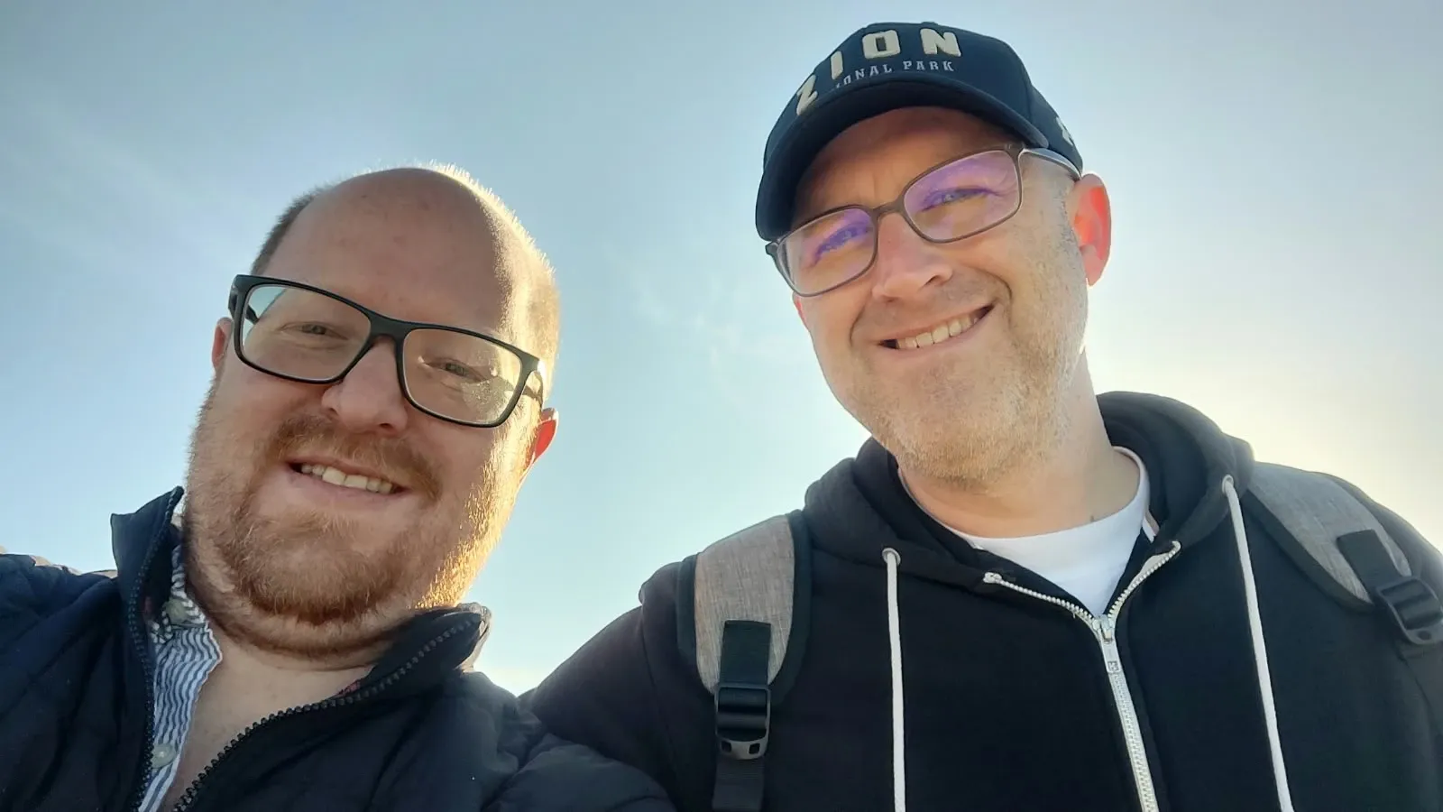 Selfie de Gabriel con Stephen G. Pope al aire libre
